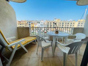 A balcony or terrace at PORT ROYAL B1 2-2 - Apartamento con vistas al canal - cerca playa