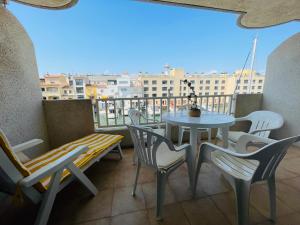a table and chairs on a balcony with a view at PORT ROYAL B1 2-2 - Apartamento con vistas al canal - cerca playa in Empuriabrava
