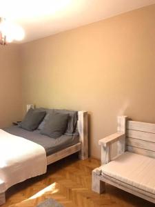 1 dormitorio con cama y banco en Forest gate Vendégház, en Mátraszentimre