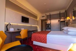 TV a/nebo společenská místnost v ubytování Best Western Plus Lido Hotel