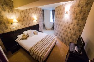Un pat sau paturi într-o cameră la Best Western Plus Lido Hotel