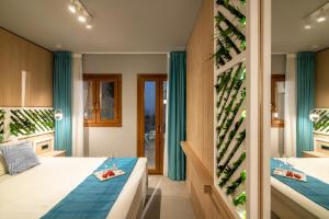 1 dormitorio con 2 camas y cortinas azules en Villa Elite "by Checkin" Adults Only, en Hersonissos