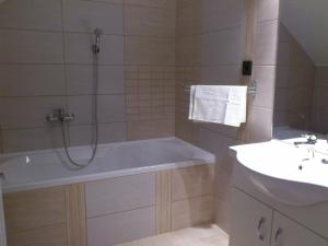 bagno con vasca e lavandino di Relax apartman a Zalakaros