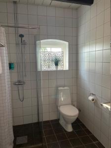 Koupelna v ubytování Glivarpagården