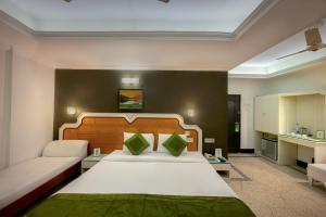 - une grande chambre avec un lit et un canapé dans l'établissement Treebo Trend Green View, à Kolkata
