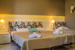 薩索斯的住宿－Villa Eden，两张位于酒店客房的床,配有毛巾
