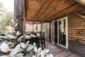 诺瓦山林小屋露营地的庭院或其他户外区域