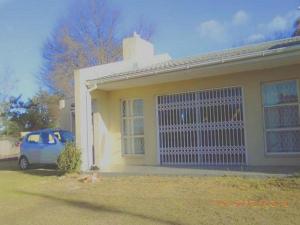 mały niebieski samochód zaparkowany przed domem w obiekcie Imimangaliso Guest House w mieście Mthatha