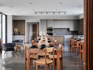 a kitchen and dining room with a table and chairs at Askara Haus in Pretoria