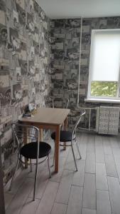 - une salle à manger avec une table et des chaises en bois dans l'établissement Затишна квартира, à Tcherkassy