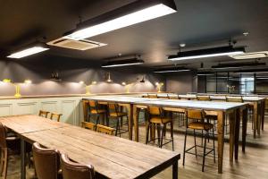 Restaurace v ubytování Studios, Apartments and Private Bedrooms with Shared Kitchen at Chapter Kings Cross in London