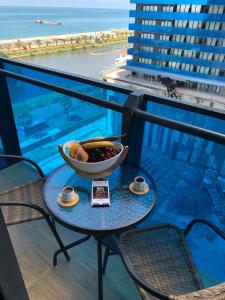 eine Schale mit Obst auf einem Tisch auf einem Balkon in der Unterkunft Orbi city Luxury suit in Batumi