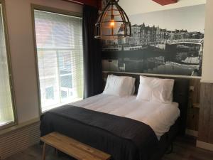 sypialnia z łóżkiem z czarno-białym obrazem w obiekcie De Biecorff w mieście Middelburg