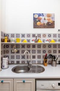 un bancone della cucina con lavandino in cucina di ❁ Casa Frida ❁ Exceptional Stay In Old Town! ❁ a Tbilisi City