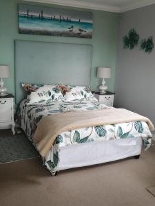 מיטה או מיטות בחדר ב-Beach House On 18p Repens