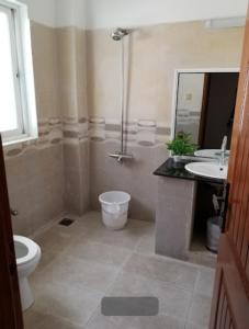 La salle de bains est pourvue d'une douche, de toilettes et d'un lavabo. dans l'établissement Maisonette Hotels & Resorts Naran, à Mānsehra