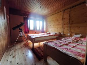 a room with two beds and a camera on a tripod at Uvac Griffon in Nova Varoš