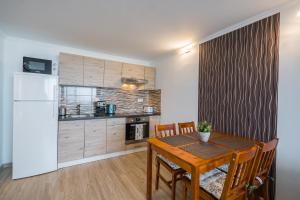 Kuchyňa alebo kuchynka v ubytovaní Cadet 505 - Panorámás Balaton-parti Apartman