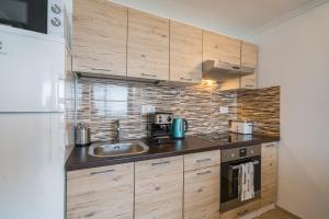 Kuchyňa alebo kuchynka v ubytovaní Cadet 505 - Panorámás Balaton-parti Apartman