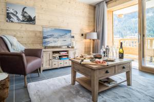 sala de estar con mesa y silla en Ski4ever Champagny en Vanoise, en Champagny-en-Vanoise