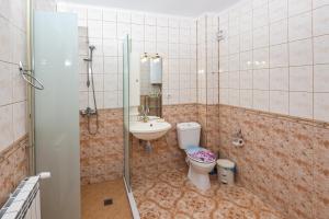 La salle de bains est pourvue de toilettes et d'un lavabo. dans l'établissement Апартамент Слънчев Ден, à Balchik
