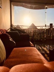 Зона вітальні в Full Pyramids View Apartment with Balcony For 8 P