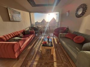 Зона вітальні в Full Pyramids View Apartment with Balcony For 8 P