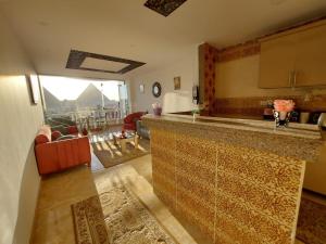 Зображення з фотогалереї помешкання Full Pyramids View Apartment with Balcony For 8 P у Каїрі
