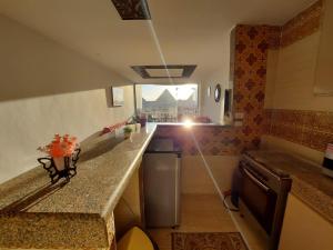 Кухня або міні-кухня у Full Pyramids View Apartment with Balcony For 8 P