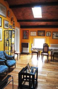 a living room with a couch and a table at Bed & Breakfast Margherita in Bologna