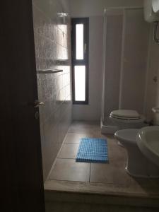 La salle de bains est pourvue d'une douche, d'un lavabo et de toilettes. dans l'établissement Corso Roma, à Cirò Marina