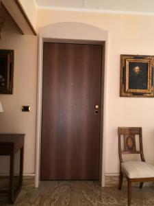 une porte dans une pièce avec une photo sur le mur dans l'établissement Corso Roma, à Cirò Marina