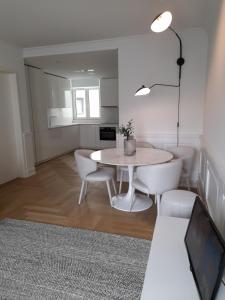 una cucina e una sala da pranzo con tavolo e sedie di Lisbon, Wifi, AC a Lisbona Altre 5 foto