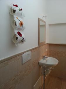 サン・ティジドーロにあるB&B sul Mareのバスルーム(洗面台、鏡付)