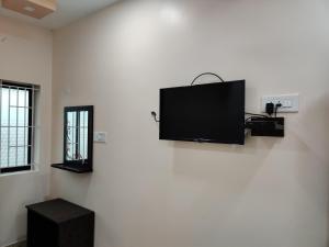 TV a/nebo společenská místnost v ubytování Sivamurugan residency