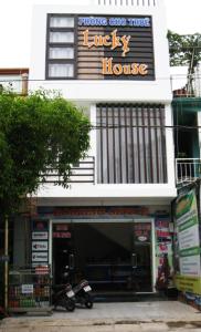 un ciclomotor estacionado frente a una casa de lujo en Lucky Hotel en Hoi An