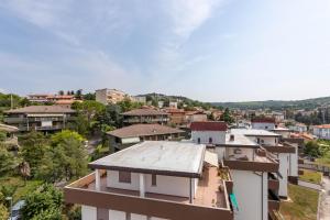 Blick auf eine Stadt vom Dach eines Gebäudes in der Unterkunft A Casa di Lelia in Muggia