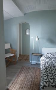 ein Schlafzimmer mit einem Bett, einem Tisch und einem Stuhl in der Unterkunft Chalet in Bad Sachsa