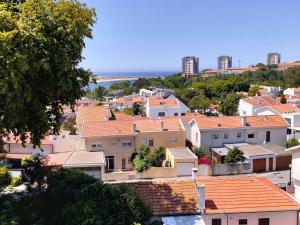 Blick auf eine Stadt mit orangefarbenen Dächern in der Unterkunft Atlantico Flat Douro in Porto