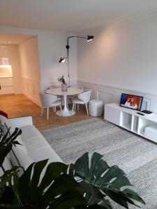 ein Wohnzimmer mit einem weißen Sofa und einem Tisch in der Unterkunft Lisbon, Wifi, AC in Lissabon