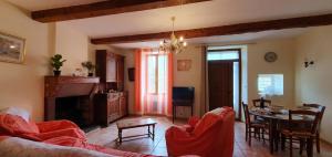 Una sala de estar con un sofá y un comedor. en La maison de mon enfance ! Au cœur du Minervois !, en Félines-Minervois