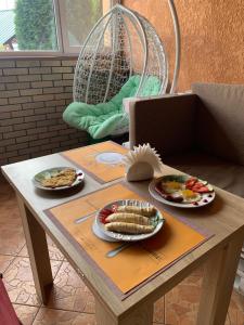 Haysyn的住宿－Готель Гайсин «Тіроль»，一张桌子,上面放着两盘食物