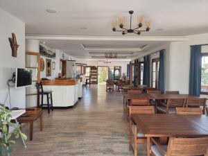 un restaurante con mesas de madera y sillas de madera en Eden Hotel, en Bodrum City