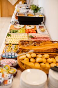 una línea de buffet con muchos tipos diferentes de comida en Penzión DRUŽBA Bojnice, en Bojnice