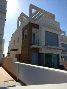 un edificio alto con en Casa Rana, en Puerto de Mazarrón