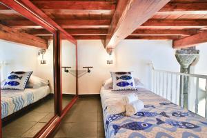 a bedroom with two beds and a balcony at Casa Elisa in Riomaggiore