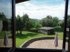 una ventana con vistas a un patio con un edificio en Can Janot, en Olot