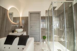 Kúpeľňa v ubytovaní LA DOLCE VITA ROOMS + 37 fotografií