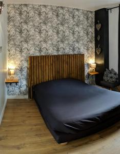 Un dormitorio con una cama grande con una pared. en Quai de Versailles Nantes, en Nantes