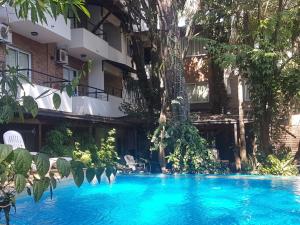 a swimming pool in front of a building at Kelta Hotel Puerto Iguazú CENTRO in Puerto Iguazú